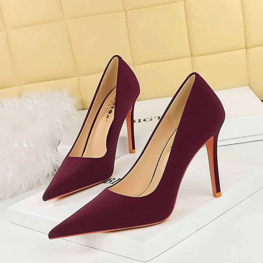 Slim and simple high heels 22 01