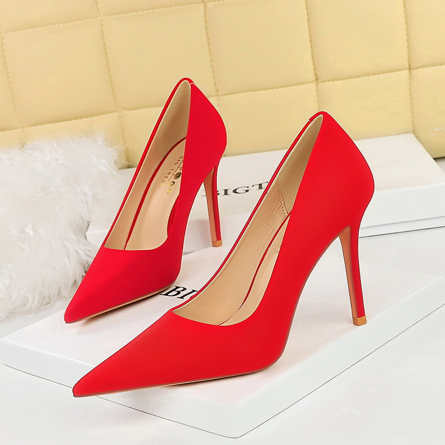 Slim and simple high heels 22 02